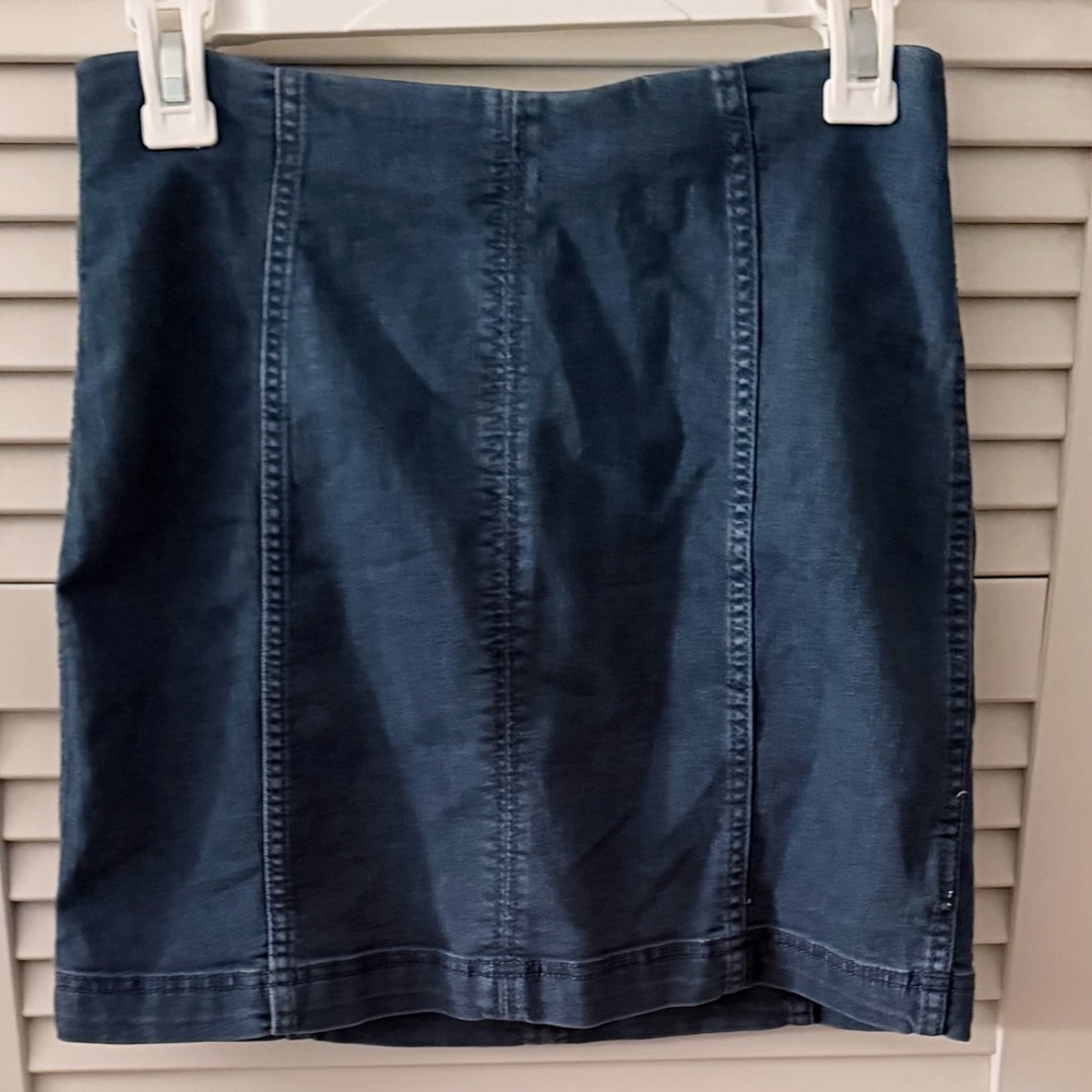 Free People Womens Blue Denim Mini Skirt Size 6 Back Zipper Medium Wash Stretch